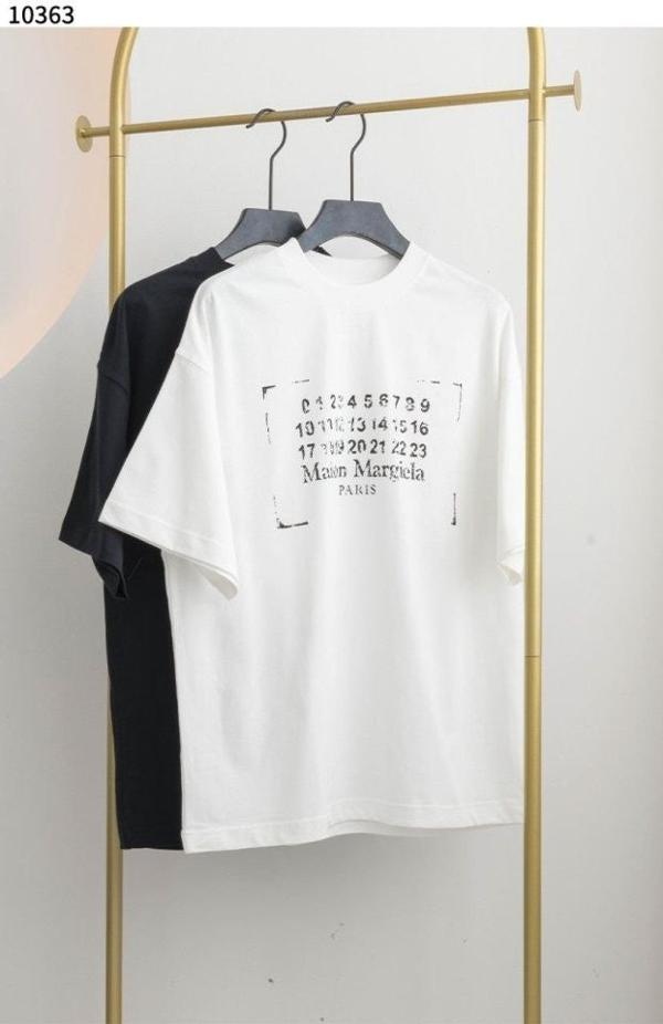 메* 마르지엘라 픽셀 넘버링 로고 티셔츠