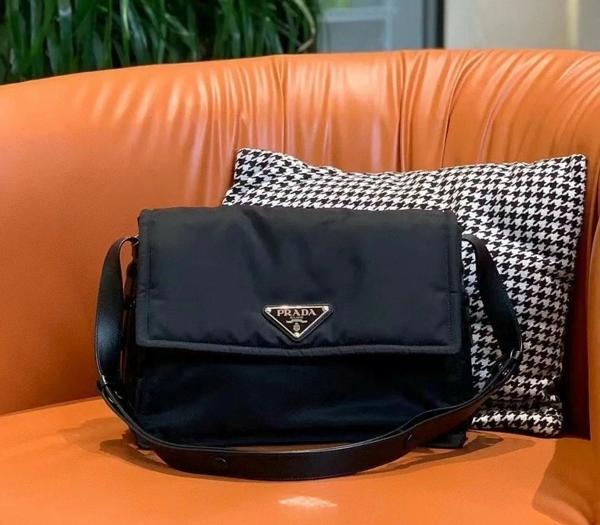 프** 리나일론 패디드 숄더 가방