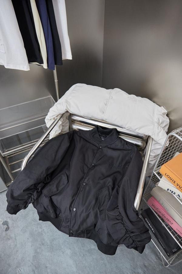 발**** M1153 자수 로고 셔링 봄버 자켓