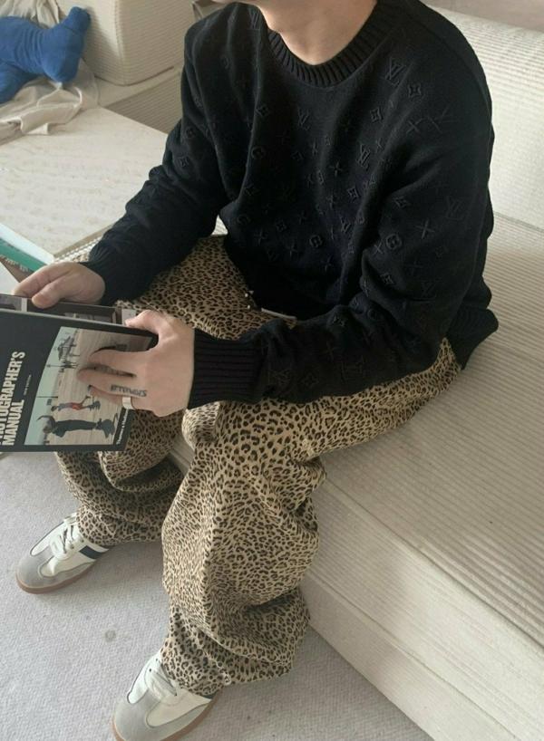 루* 전판 자수로고 니트