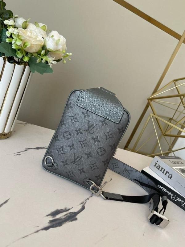 루* 모노그램 메탈그레이 아웃도어 슬링백 가방