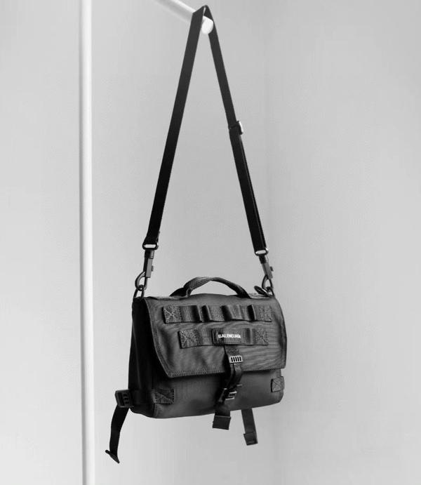 발**** 남성 아* 스몰 메신저백 블랙