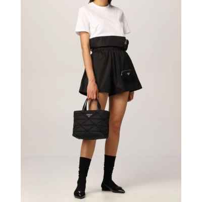 프** 고급 리나일론 나파 트라이앵글 퀼팅 패딩 더블핸들 지퍼 포켓 토트 블랙